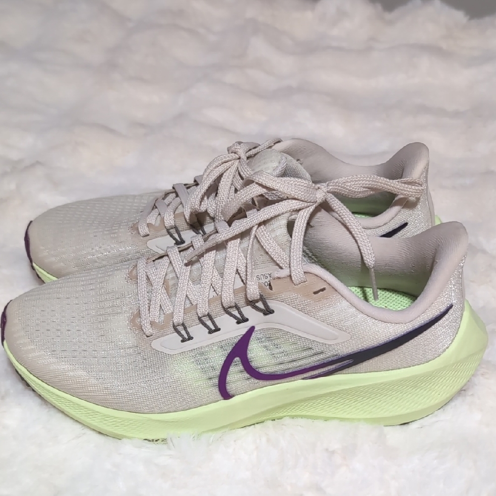 Nike Women's Athletic Shoes in Cream and Purple